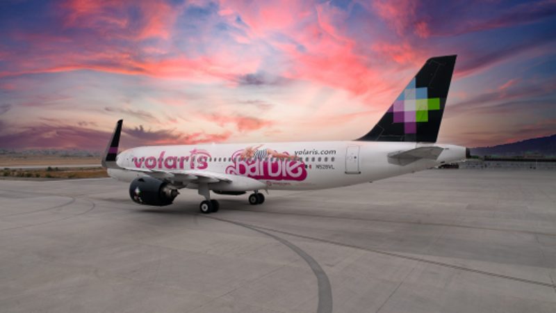 Volaris inspirada en la película Barbie presenta su nuevo avion