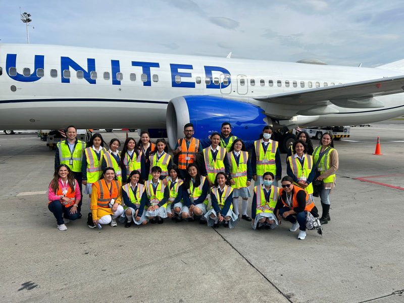 United Airlines Celebra El Día de Las Niñas en La Aviación
