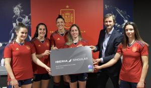 Iberia entrega la tarjeta Singular a las campeonas del mundo de fútbol