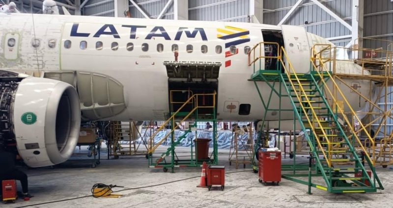 Latam Airlines pinta el avion dedicado a Colombia