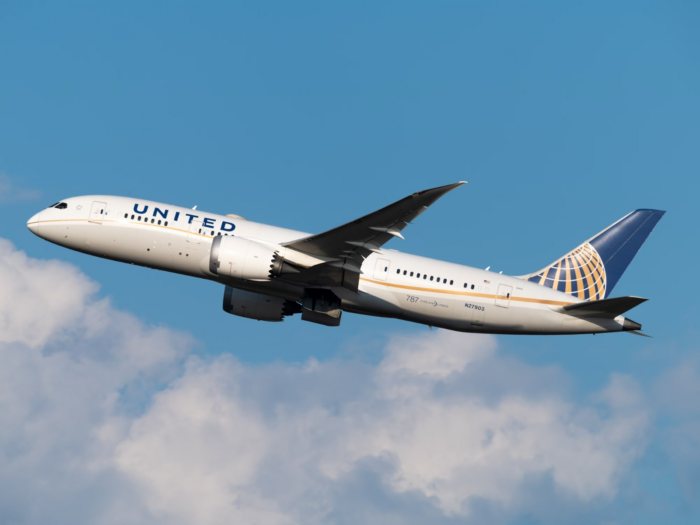 United Airlines modifica frecuencias internacionales