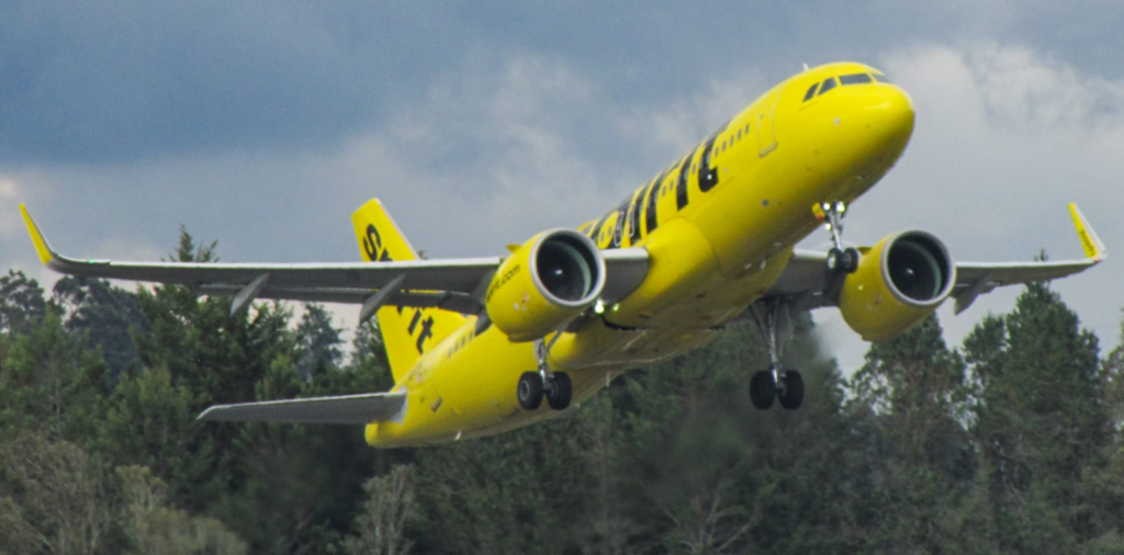 Spirit airlines reduce frecuencias internacionales en Colombia