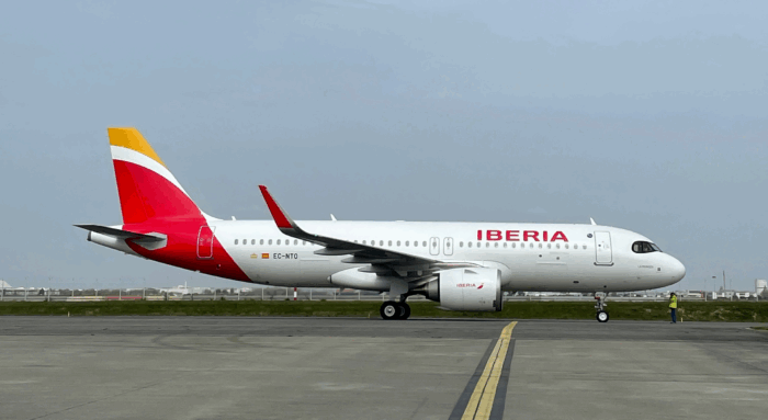 Iberia reactiva vuelos de verano a Ponta Delgada y Tirana