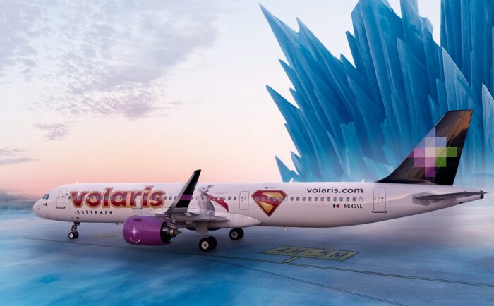 Volaris presenta el avión de Superman en alianza con Warner Bros