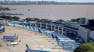 No habrá paro de controladores aéreos en Argentina: dictan conciliación obligatoria