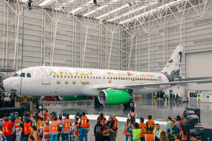Viva rinde homenaje a Juan Gabriel con un avión especial “Eterno”