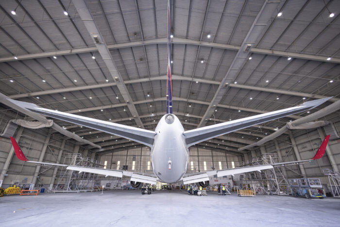El último avión con pintura LAN ya vuela con colores LATAM