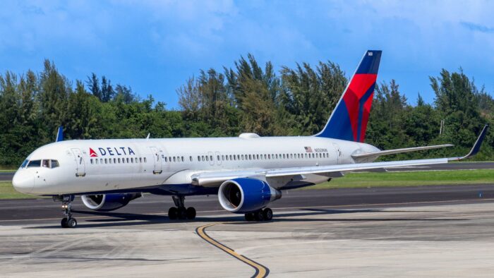 Delta ajusta sus operaciones y reduce frecuencias internacionales