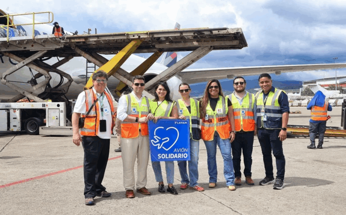 En una operación conjunta entre el grupo LATAM, la Federación Internacional de Sociedades de la Cruz Roja y de la Media Luna Roja (IFRC) y la empresa de logística Kuehne+Nagel, un vuelo chárter del programa Avión Solidario transportó 34 toneladas de ayuda humanitaria a Kingston, Jamaica, para atender a cerca de 1.500 familias afectadas por el huracán Melissa. El avión, con tripulación colombiana, despegó desde Ciudad de Panamá y llevó suministros esenciales como lámparas solares, kits de herramientas, lonas plásticas e insumos de respuesta a emergencias. Este envío representa el primer vuelo chárter humanitario de LATAM, la IFRC y Kuehne+Nagel hacia Jamaica y refuerza el compromiso de las tres organizaciones con la sostenibilidad y la respuesta oportuna ante desastres. “A través de nuestro Avión Solidario priorizamos la disponibilidad con una agilidad sin precedentes para entregar ayuda humanitaria de forma eficiente. Actuando con rapidez y en colaboración con nuestros socios, aseguramos un impacto real e inmediato donde más se necesita”, afirmó Cristina Oñate, vicepresidenta de Sostenibilidad y Producto de LATAM Cargo Group. La IFRC destacó que esta operación fue posible gracias al stock humanitario preposicionado en el Centro Logístico de Panamá, preparado para asistir hasta a 60.000 personas en la región. Kuehne+Nagel aportó su experiencia logística, asesoría documental y servicios de transporte de carga, reforzando su compromiso con la acción humanitaria. “A través de nuestras alianzas, red logística y experiencia en operaciones de emergencia, nos sentimos honrados de asistir a quienes más lo necesitan”, señaló Ana San Carlos, directora de Sostenibilidad para América Latina de la compañía. Este vuelo consolida el impacto del programa Avión Solidario, que en más de una década ha transportado más de 3.600 toneladas de ayuda gratuita en Sudamérica y el Caribe, beneficiando a más de 17.000 personas y fortaleciendo la cooperación entre sectores en favor de las comunidades más vulnerables.