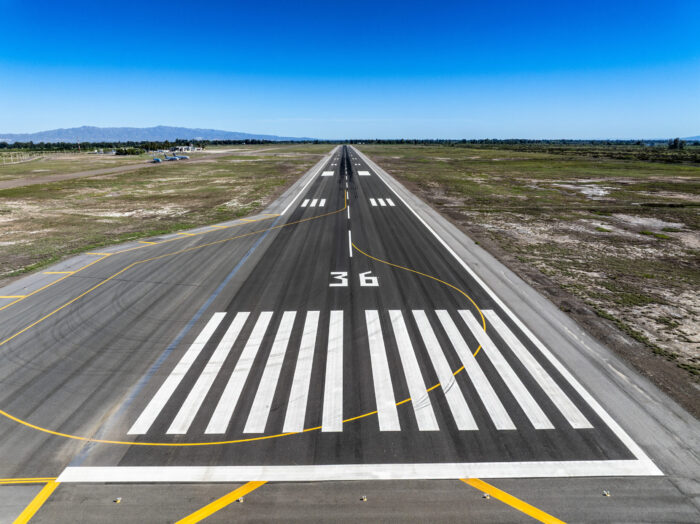 El Aeropuerto Internacional de San Juan inauguró oficialmente su renovada terminal de pasajeros, una obra integral que moderniza 5.396 m² e incorpora 12 mostradores de check-in, 2 mangas de embarque, 2 cintas de equipaje, 12 locales comerciales, 4 espacios gastronómicos y 265 cocheras. Este avance, impulsado por Aeropuertos Argentina, responde al crecimiento sostenido de la demanda y a la apertura de nuevas rutas, consolidando a la provincia como un nodo estratégico dentro del sistema aeroportuario nacional. Además, la terminal fue diseñada en dos etapas bajo los más altos estándares tecnológicos y constructivos, adaptándose a una zona con peligrosidad sísmica grado 4 para garantizar mayor seguridad y eficiencia. Durante el acto de inauguración, autoridades provinciales y representantes de Aeropuertos Argentina destacaron el impacto que esta infraestructura tendrá en el turismo, el comercio y la actividad económica regional. El CEO, Daniel Ketchibachian, subrayó que la nueva terminal permitirá potenciar la riqueza de la provincia y atraer más rutas y frecuencias, gracias al trabajo conjunto entre el sector público y privado. A su vez, el gobernador Marcelo Orrego celebró la concreción de una obra largamente esperada, afirmando que la provincia cuenta ahora con un aeropuerto de primera calidad y alineado con sus crecientes oportunidades de desarrollo. La renovación se ejecutó en dos fases que incluyeron un nuevo hall de partidas, áreas de check-in, salas de embarque nacionales e internacionales, sectores de migraciones, hall de arribos, una manga adicional y nuevos espacios comerciales y gastronómicos, como el restaurante Raizal. Con estas mejoras, el aeropuerto —uno de los de mayor crecimiento del país— refuerza su capacidad para atender un flujo creciente de pasajeros, que entre enero y noviembre de 2025 alcanzó 183.444 viajeros, un 8,88% más que en el mismo período del año anterior. Así, San Juan dispone ahora de un aeropuerto moderno, funcional y preparado para acompañar el avance del turismo, la economía regional y la conectividad aérea del país.