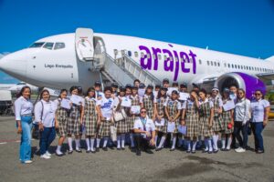 Arajet impulsa vocaciones aeronáuticas con “Piloto por un Día”