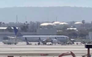 Boeing 787 de United evacúa en Los Ángeles tras reporte de incendio en motor