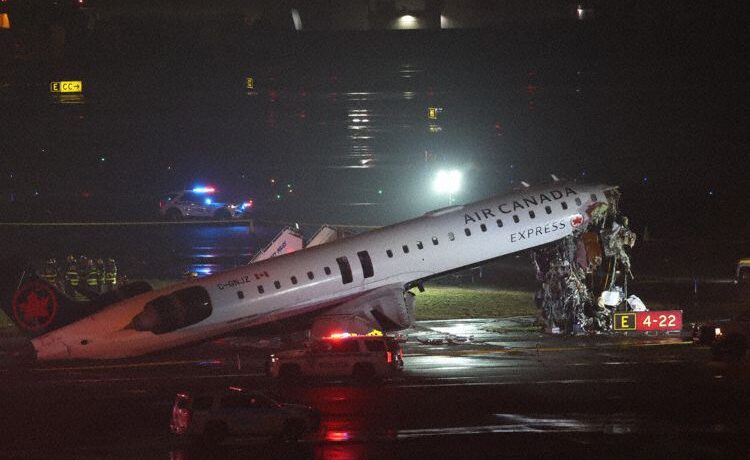 Colisión en pista en Nueva York: avión regional impacta contra camión de bomberos durante aterrizaje