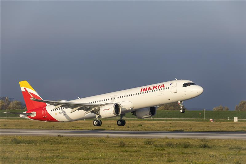 Iberia inaugura vuelos directos entre Madrid y Toronto con una ocupación superior al 95 %