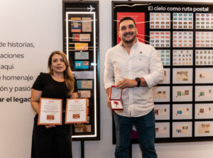 Avianca rinde homenaje a un pasajero que conservó más de 300 boletos de la aerolínea durante 80 años