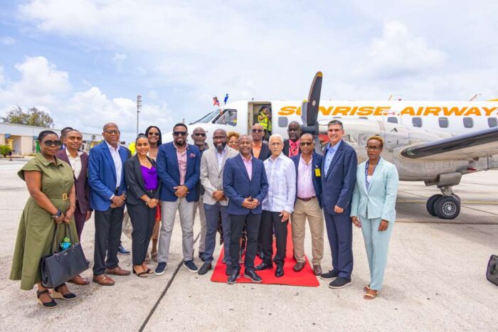 Sunrise Airways inauguró oficialmente su nueva ruta sin escalas entre Antigua y Barbuda y Barbados, un servicio que busca fortalecer la conectividad aérea dentro del Caribe y facilitar el intercambio turístico, comercial y cultural entre ambas islas. El vuelo inaugural despegó desde el Aeropuerto Internacional V.C. Bird, en Antigua, y aterrizó una hora y veinte minutos después en el Aeropuerto Internacional Grantley Adams, en Barbados, marcando el inicio de una operación que contará con dos frecuencias semanales, los miércoles y domingos. La nueva conexión forma parte de la estrategia de expansión de la aerolínea para consolidar una red regional más integrada y eficiente. La llegada del primer vuelo fue celebrada con una ceremonia oficial en Barbados que reunió a autoridades gubernamentales, representantes de organismos turísticos, ejecutivos del sector aeronáutico y directivos de Sunrise Airways. Durante el acto, el CEO de la compañía, Gary Stone, destacó que la apertura de esta ruta responde al objetivo de promover un "Solo Caribe", impulsando una mayor integración entre las islas mediante opciones de viaje confiables, eficientes y accesibles. Por su parte, el ministro de Turismo y Transporte Internacional de Barbados, Ian Gooding-Edghill, subrayó la importancia del mercado regional, recordando que Barbados recibió más de 102.000 visitantes procedentes del Caribe durante el último año, un crecimiento interanual del 7,8%, lo que evidencia la creciente demanda de los viajes intrarregionales. La incorporación de este nuevo enlace representa un paso más en la expansión de Sunrise Airways dentro del Caribe, donde la compañía continúa fortaleciendo su presencia mediante nuevas rutas estratégicas. La aerolínea prevé seguir ampliando su red durante los próximos meses con el objetivo de cerrar 2026 operando en 23 destinos distribuidos en 15 países, consolidándose como uno de los principales actores en la conectividad aérea regional y apoyando el desarrollo del turismo, los negocios y la movilidad entre las naciones caribeñas.