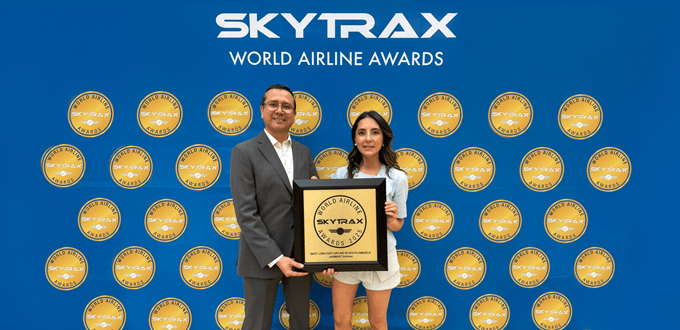 Rodrigo_Barrios_y_Aylin_Ubilla_con_el_premio 1 (1)
