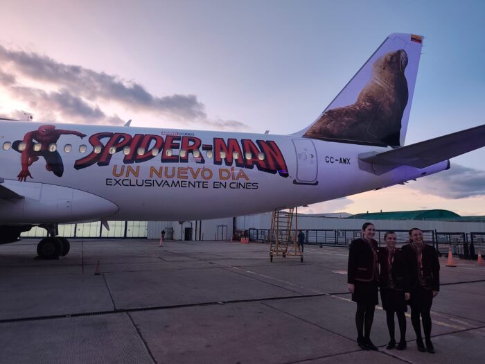 JetSMART presenta un avión temático de Spider-Man para promocionar el estreno de la nueva película