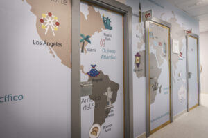 Iberia convierte una sala de resonancia infantil en un viaje por el mundo