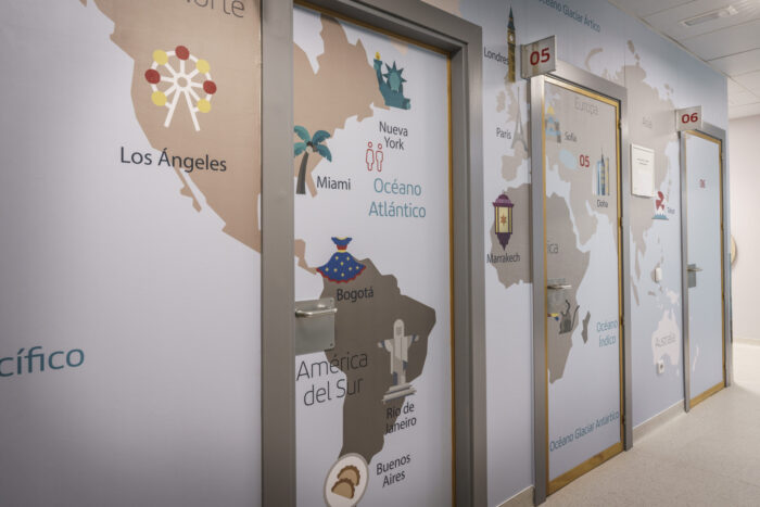 Iberia convierte una sala de resonancia infantil en un viaje por el mundo