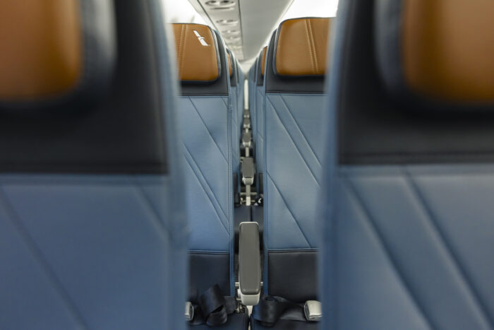 Embraer entrega a American Airlines el primer E175 con nuevos asientos RECARO