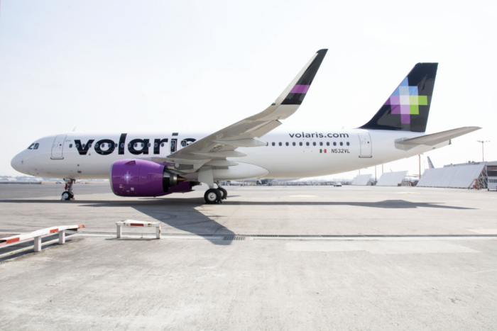 Volaris transportó 2,5 millones de pasajeros en septiembre de 2026, un incremento interanual de 4,2%, según sus resultados preliminares de tráfico. La aerolínea registró un factor de ocupación consolidado de 84,4%, 1 punto porcentual por encima del mismo mes de 2025, mientras que los ingresos por pasajero-milla (RPM) aumentaron 3,1%. El crecimiento estuvo impulsado principalmente por el mercado internacional. Los RPM internacionales crecieron 14,2%, mientras que los domésticos en México disminuyeron 3,8%. En términos de pasajeros, Volaris movilizó 1,79 millones de viajeros en sus rutas domésticas, un 1,4% más que un año atrás, y 689.000 pasajeros internacionales, un aumento de 12,2%. La capacidad total, medida en ASMs, creció 1,9%, con un incremento de 8,8% en el mercado internacional y una reducción de 3,2% en el doméstico. En el acumulado de los primeros nueve meses de 2026, Volaris transportó 24,8 millones de pasajeros, un 8,7% más que en el mismo período de 2025. Los RPM acumulados aumentaron 6,6%, mientras que la capacidad creció 5,2%. El factor de ocupación acumulado alcanzó 85,2%, frente al 84,1% registrado un año atrás. Durante el tercer trimestre, la capacidad aumentó 11,1% y el factor de ocupación llegó a 85,7%, en un contexto en el que la compañía moderó el crecimiento de capacidad después de la temporada alta de verano.